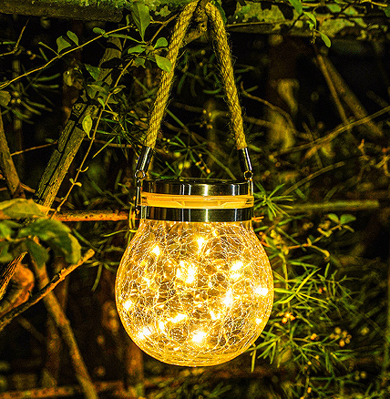 Make good use of solar-powered lamps to create a warm and cozy atmosphere on the balcony.